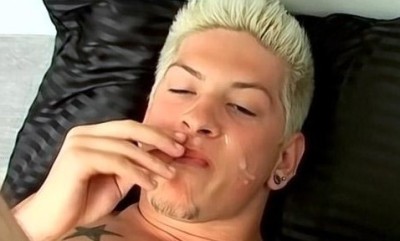 Austin Lucas cums on his own face