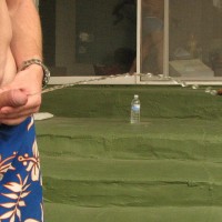 Mike Roberts pissing - Picture 13