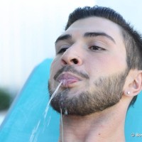 Justin Dean pissing - Picture 14