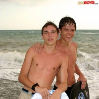 Alan and Raul enjoy themselves - Picture 12