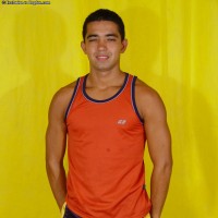 Chris exposes his abs - Picture 2