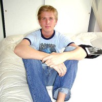 Billy shows off his feet - Picture 2