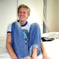 Billy shows off his feet - Picture 3