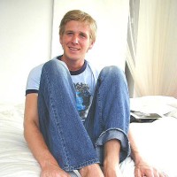 Billy shows off his feet - Picture 4