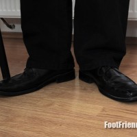 Joe shows his feet - Picture 3