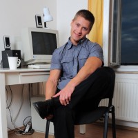 Joe shows his feet - Picture 8