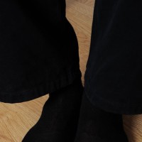 Joe shows his feet - Picture 18