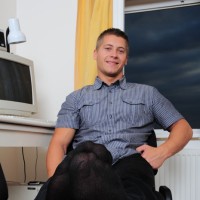 Joe shows his feet - Picture 30