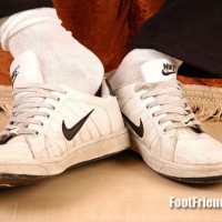 Rick shows his feet - Picture 6