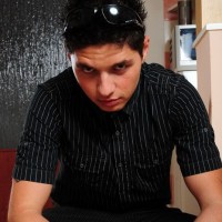 Eddie shows off his feet - Picture 4