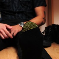 Eddie shows off his feet - Picture 27