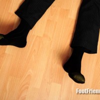Eddie shows off his feet - Picture 28