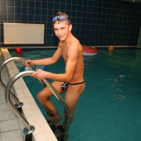 Christian and Frederic having fun in the pool - Picture 5