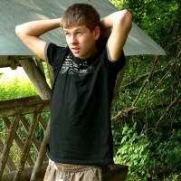 Jeffrey posing outdoor - Picture 3