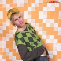 Blond twink posing naked - Picture 5