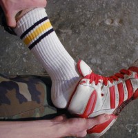 Rusty shows his feet - Picture 2