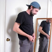Mickey Waters cums in front of the mirror - Picture 3