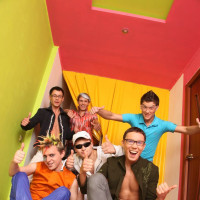 Hunky mates have fun - Picture 1