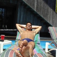 Smooth muscle men in sandals - Picture 2