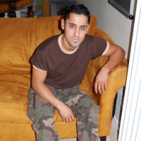 Andre shows his feet - Picture 3