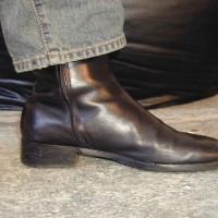 Christopher flaunts his feet - Picture 5