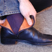 Christopher flaunts his feet - Picture 6
