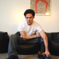 Christopher flaunts his feet - Picture 7
