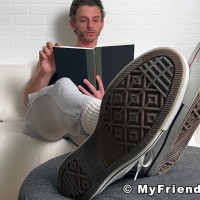 Finn shows his feet - Picture 1