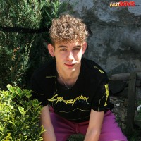 Daniel Bryant posing outside - Picture 3