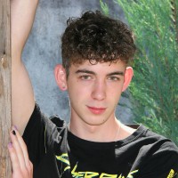Daniel Bryant posing outside - Picture 4
