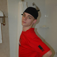 Skater boy Skug takes a piss - Picture 1