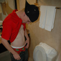 Skater boy Skug takes a piss - Picture 4