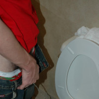 Skater boy Skug takes a piss - Picture 13