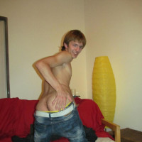 Chris Young showing off his goods - Picture 5