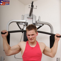 Muscled twink jerks off dick - Picture 4