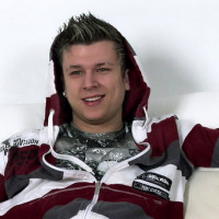 Sam strips down - Picture 1