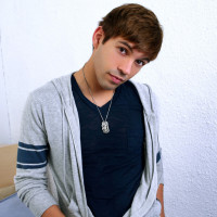 Tommy Carlyle gets undressed - Picture 1