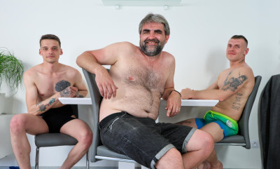Amateurs raw threesome