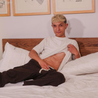 Maly Radley takes it all off - Picture 1