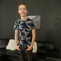 Skater boy tops twink bottom - Picture 3
