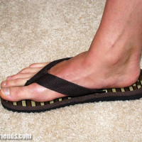 Steve show his feet - Picture 5