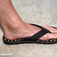 Steve show his feet - Picture 6