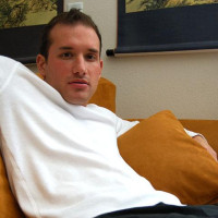 Steve show his feet - Picture 13