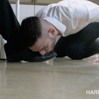 Tyler has a unique job interview - Picture 3