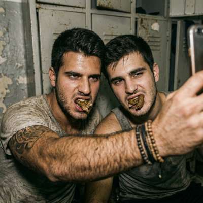 Two dudes snapping a hot selfie while shoveling that warm, creamy shit down their throats 🤤📸 #gayscat #selfie #hairy