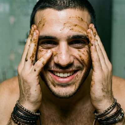 Fuck yeah, watch this hungry twink slather that warm, stinky shit all over his pretty face 🤢💦 #gayscat #hairy