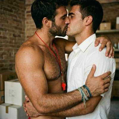 Every lifeguard knows how to save a heart. 🏖️💋 #couple #kiss #lifeguard