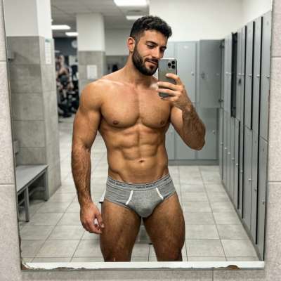 Every day is leg day when you’ve got this view. 💪🔥 #malebeauty #lockerroom #underwear #selfie #gym