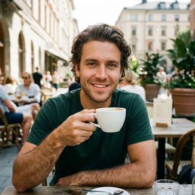 Every morning starts better with a smile like that ☕️✨ #street #kitchen