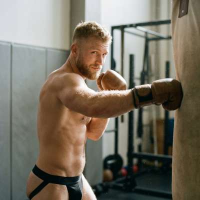 Every drop of sweat glistening under the lights, pure dedication in motion. Pure art in every flex. #gym #athlete #jockstrap...